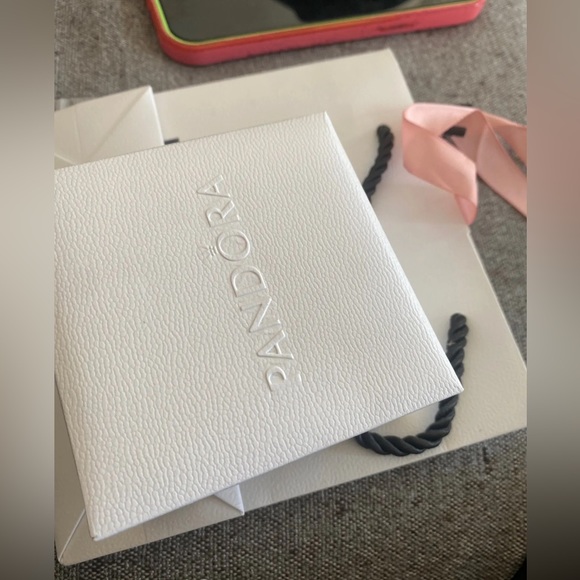 Pandora Accessories Packaging Bracelet Box Textured White Faux Leather Logo - Picture 4 of 16